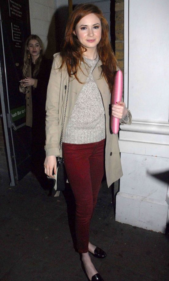Karen Gillan's Burgundry Jeans Are Super-On Trend - She Wore Them With A Classic Trench For The Ultimate Laid Back Look. 2011