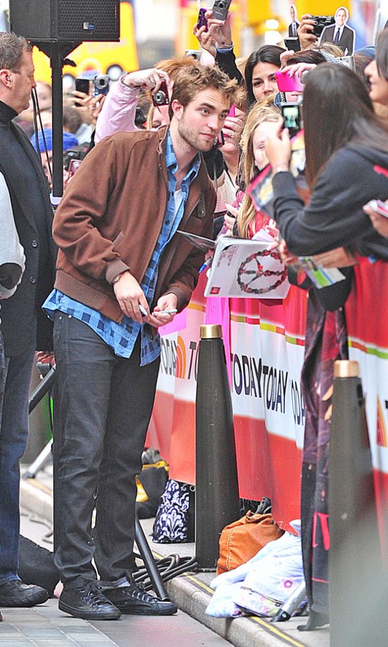 Robert Pattinson Posed For Twilight Fans Outside The Today Show In New York, 2011