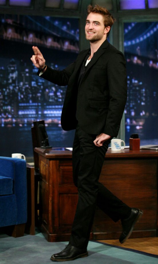Robert Pattinson Returned To The Dark Side On The Late Night Show With Jimmy Fallon Wearing Head-To-Toe Balck, 2011