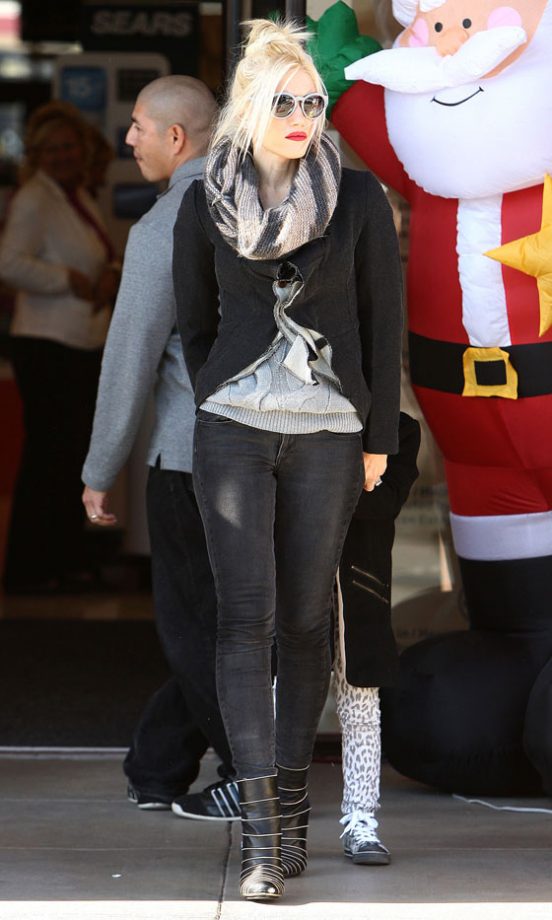 Gwen Stefani Rocked Another Casual Outfit With Trademark Red Lipstick. 2011