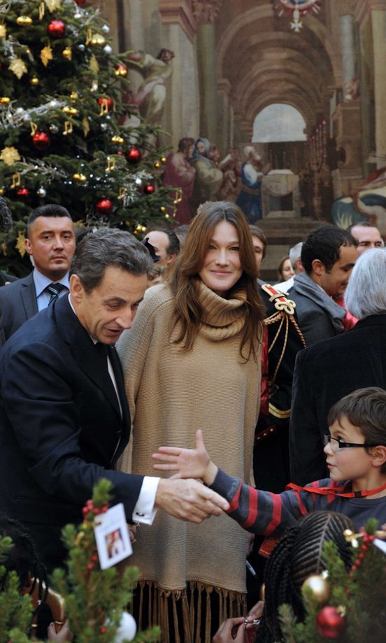 Nicolas Sarkozy And First Lady Carla Bruni-Sarkozy Got Into The Festive Spirit Over in Paris, 2011