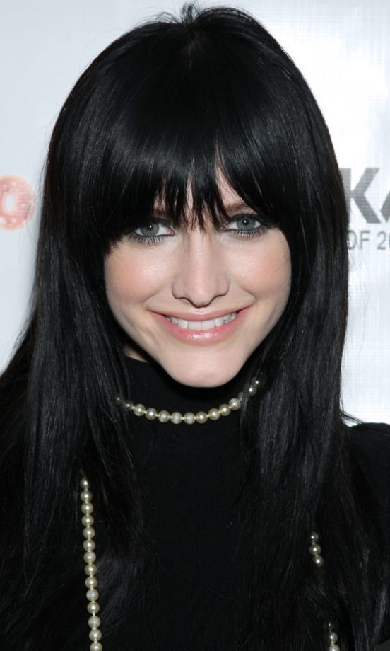 Ashlee Simpson Goes Back To Black With A Dark Fringe Hairstyle, 2009
