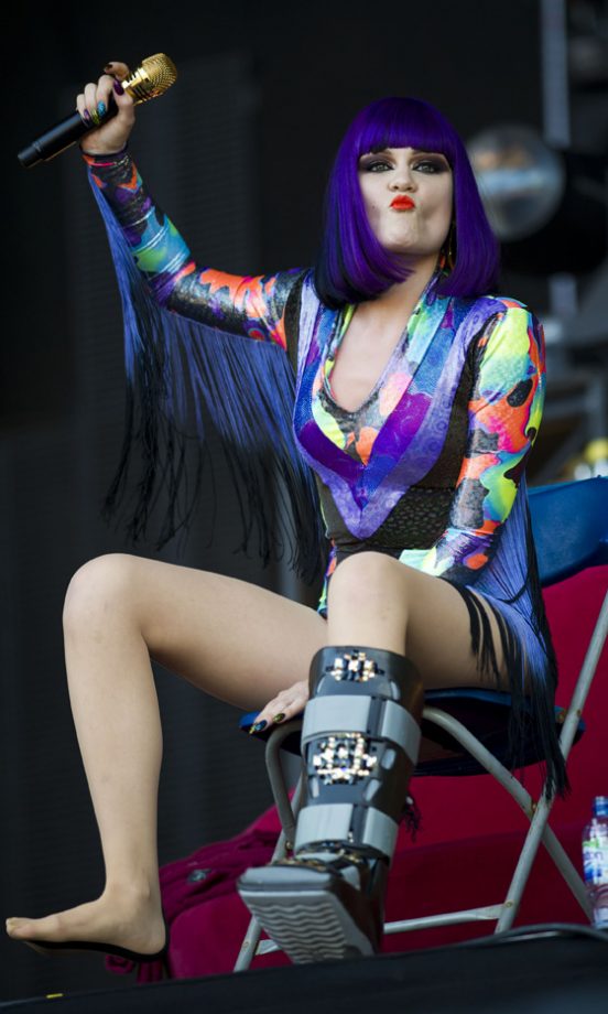 Jessie J Didn’t Let Her Leg Cast Get In The Way Of Her Eclectic Fashion Sense At V Festival 2011