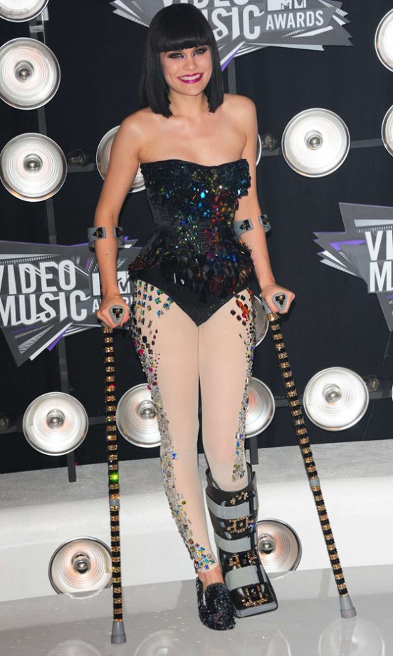 Jessie J Adds Some Sparkle To Her Foot Cast At The MTV Video Music Awards 2011