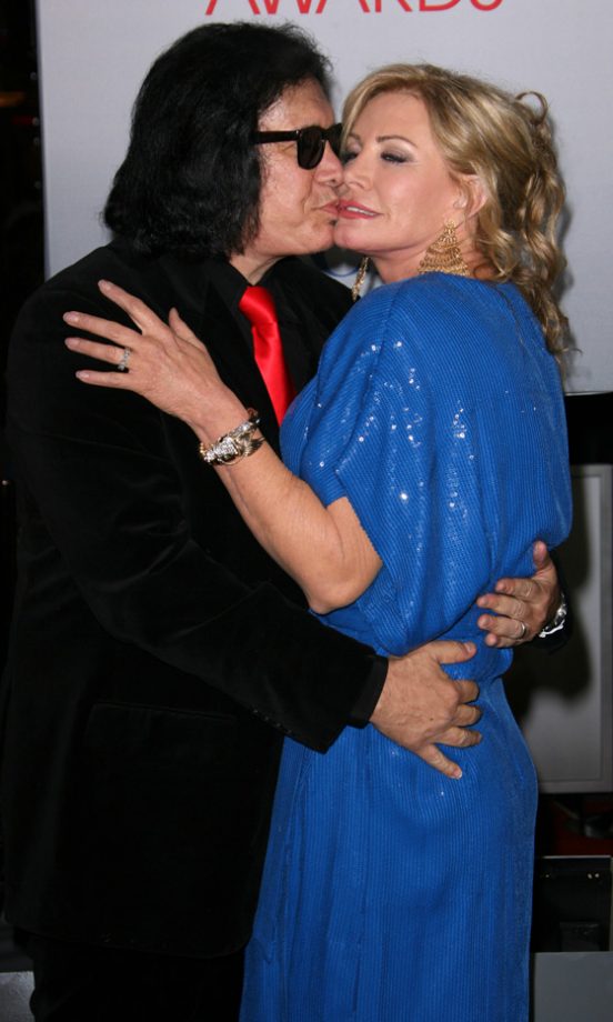 Gene Simmons And Shannon Tweed Shared A Kiss At The People's Choice Awards 2012