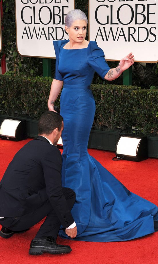 Kelly Osbourne Gets A Helping Hand At The Golden Globes 2012