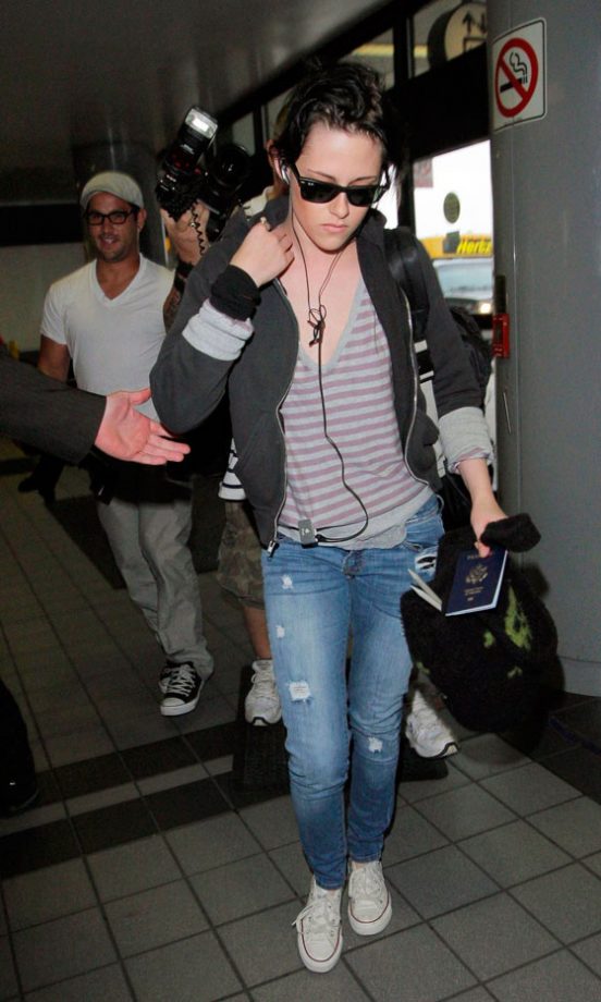 Kristen Stewart Arrives At LAX, October 2009