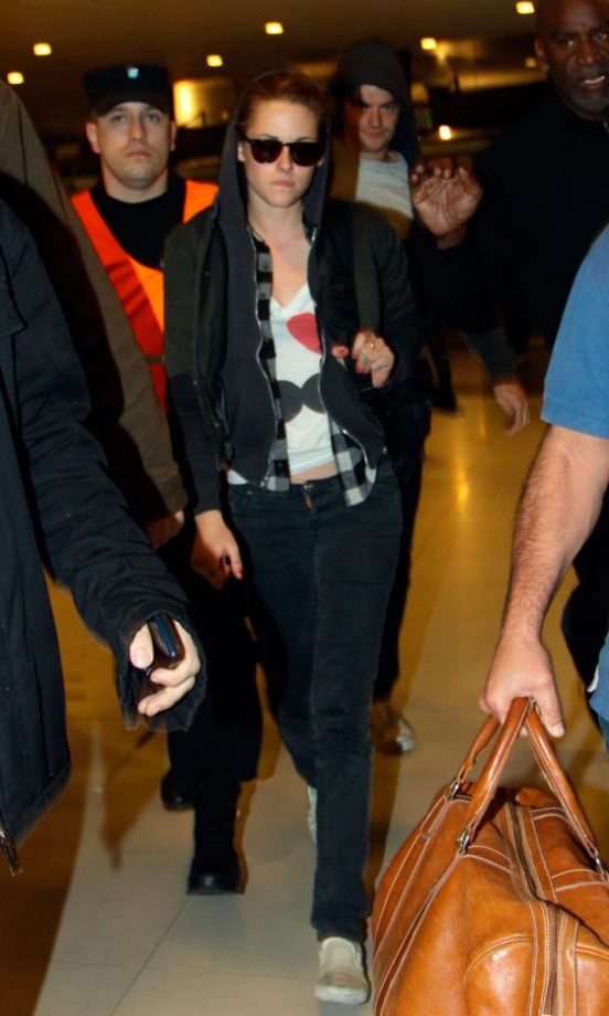 Kristen Stewart Tries To Avoid The Paps As She Arrives In Buenos Aires, August 2010