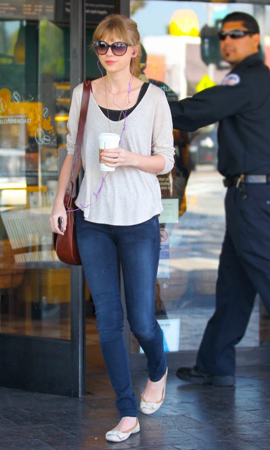 Taylor Swift Was Spotted On A Starbucks Coffee Run In LA, 2012
