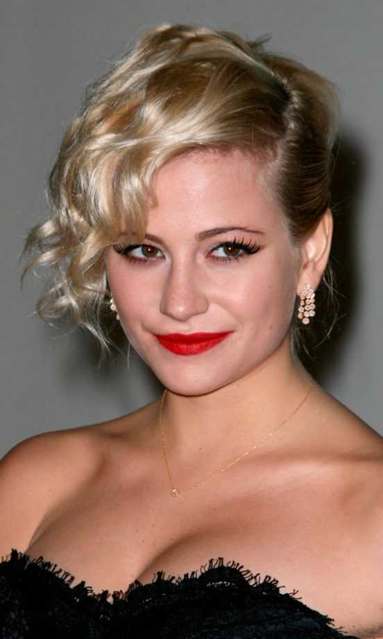 Pixie Lott Rocked A Retro Waved Hairstyle At The Brit Awards 2012