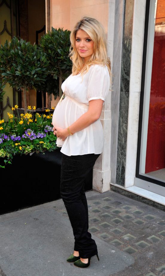 Holly Willoughby Looks Chic Pregnant With Her First Child, 2009