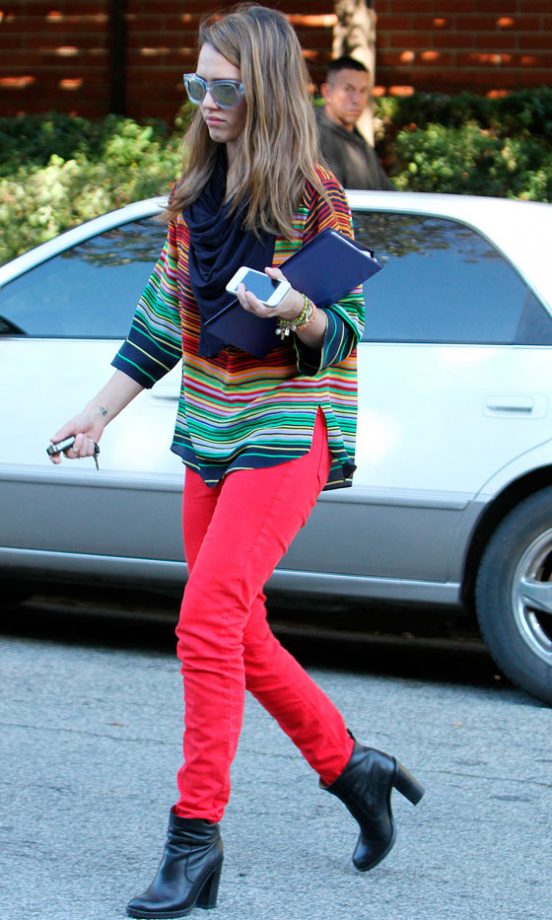 Jessica Alba Is Our Go-To Off-Duty Inspiration, Love The Skinnies And Shirt Combo 2012