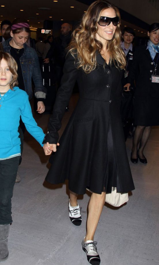 Sarah Jessica Parker Hits The Airport - Love Her Shining (But Still Practical) Pumps! 2012
