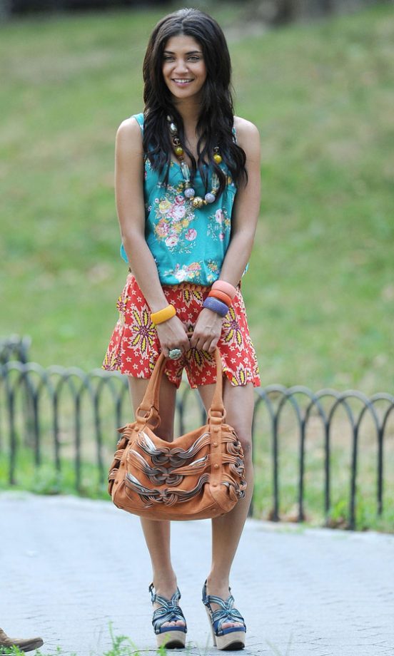 Jessica Szohr Wearing Floral Shorts And Carrying A Lust-Worthy Tan Bag In A New York Park, 2010
