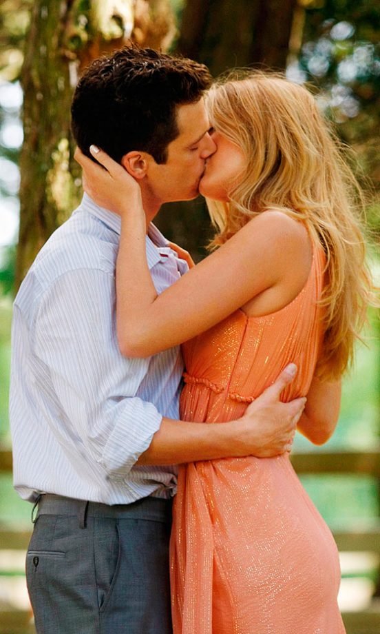 Blake Lively As Serena Van Der Woodsen Kissing Carter Baizen, Played By Sebastian Stan 2009