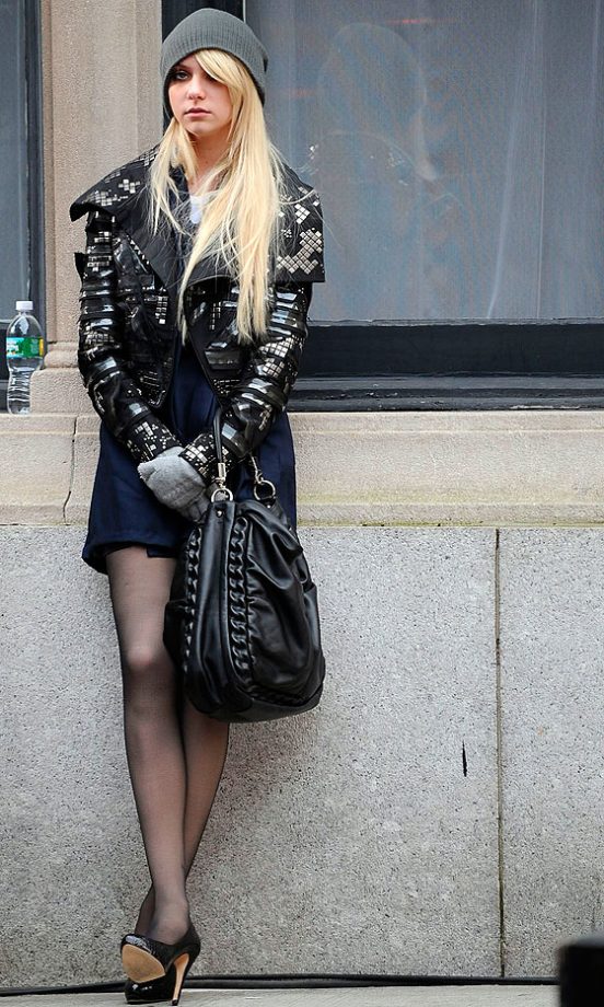 It's Bad Girl Jenny Humphrey (Taylor Momsen) Rocking A Beanie Hat In New York, 2009