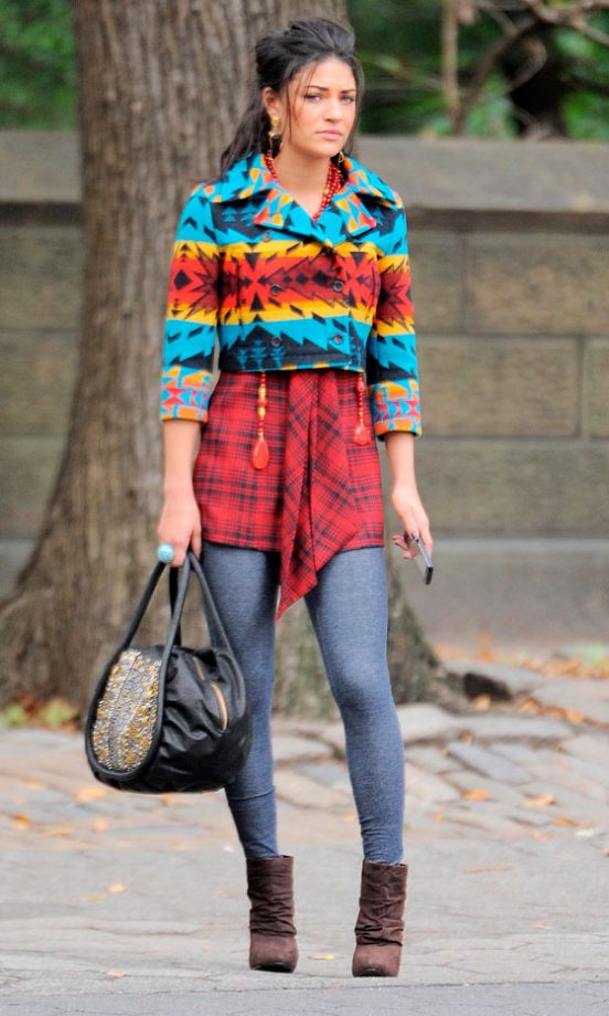 Jessica Szohr Clashes Her Prints As Vanessa Abrams On The Set Of Gossip Girl, 2010