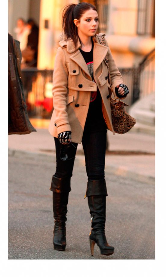 Michelle Trachtenberg As Georgina Chapman In A Classic Trench On The Gossip Girl Set, 2011