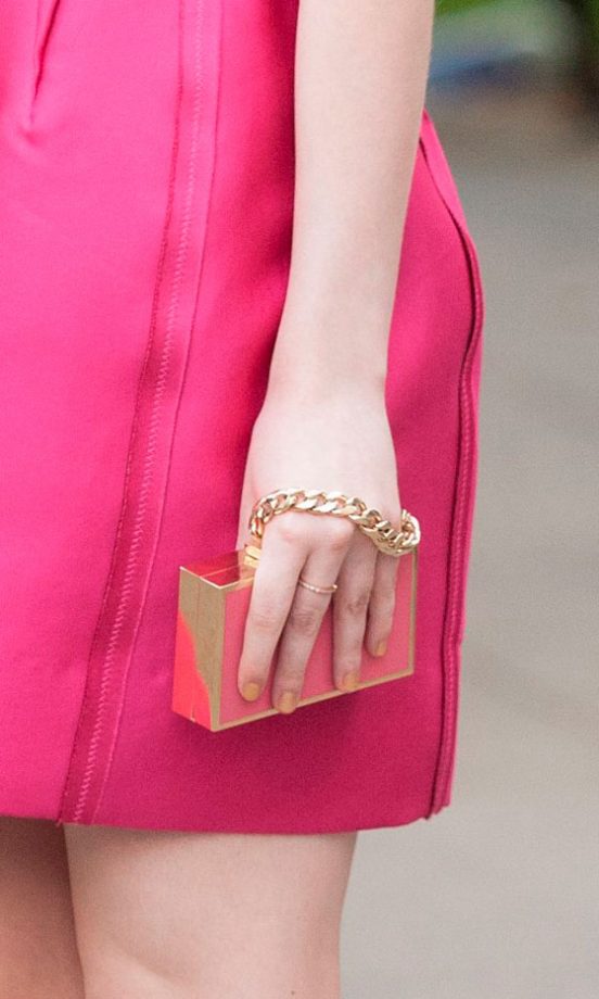 Dakota Fanning Chooses A Simple Box Clutch With Chunky Gold Chain, We Love! 2012