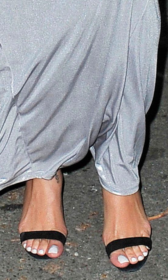 Rihanna Chooses Eggshell Blue Nail Varnish, So Cute! 2012