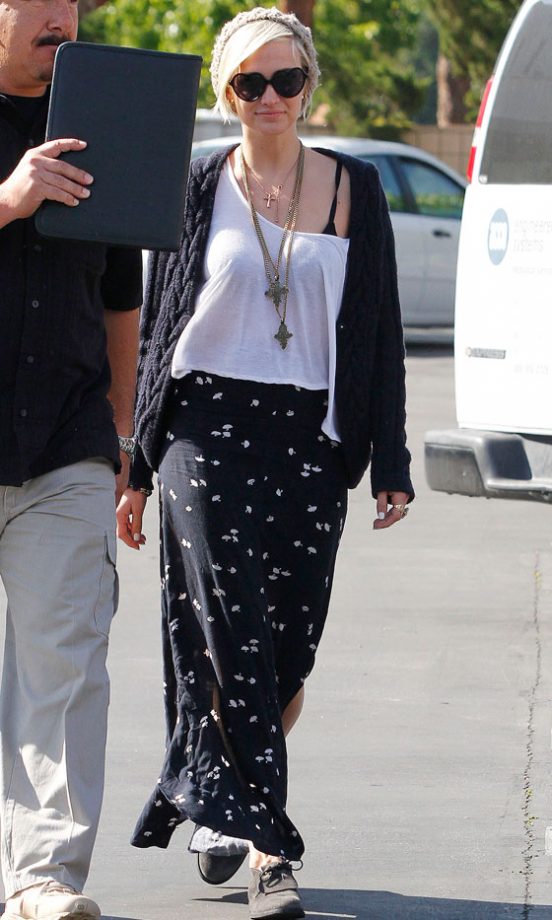 Ashlee Simpson Goes Grungey In A Slouchy Vest And Beanie 2012