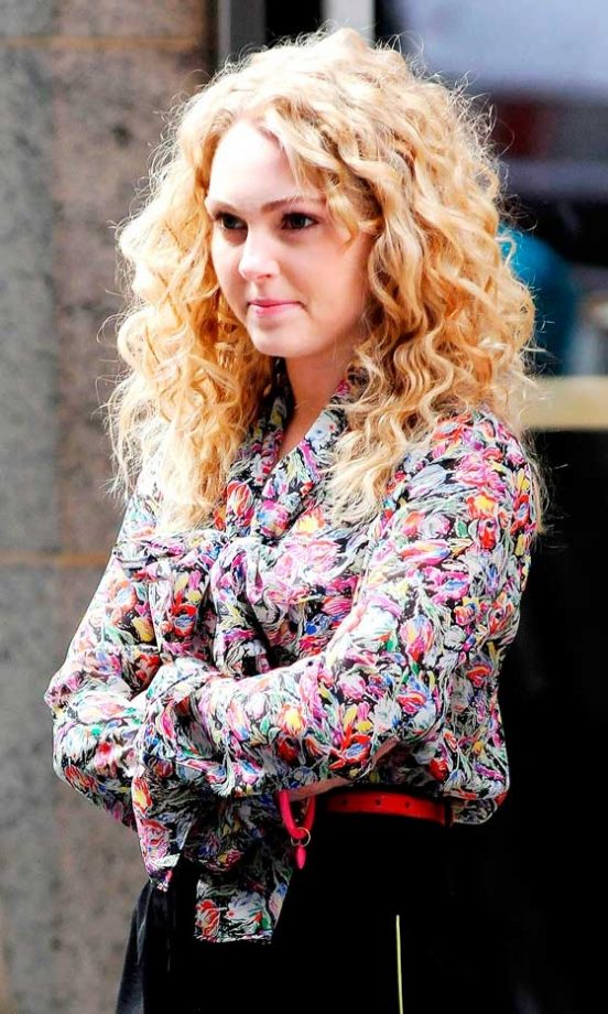 Carrie Bradshaw (AnnaSophia Robb) In The Carrie Diaries, 2012