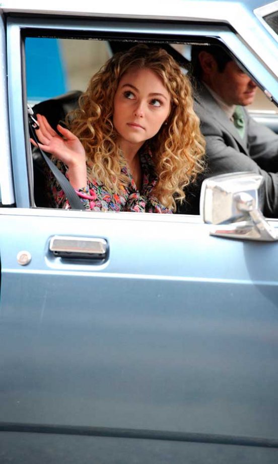 Carrie Bradshaw (AnnaSophia Robb) In The Carrie Diaries, 2012