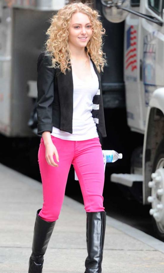 Carrie Bradshaw (AnnaSophia Robb) In The Carrie Diaries, 2012