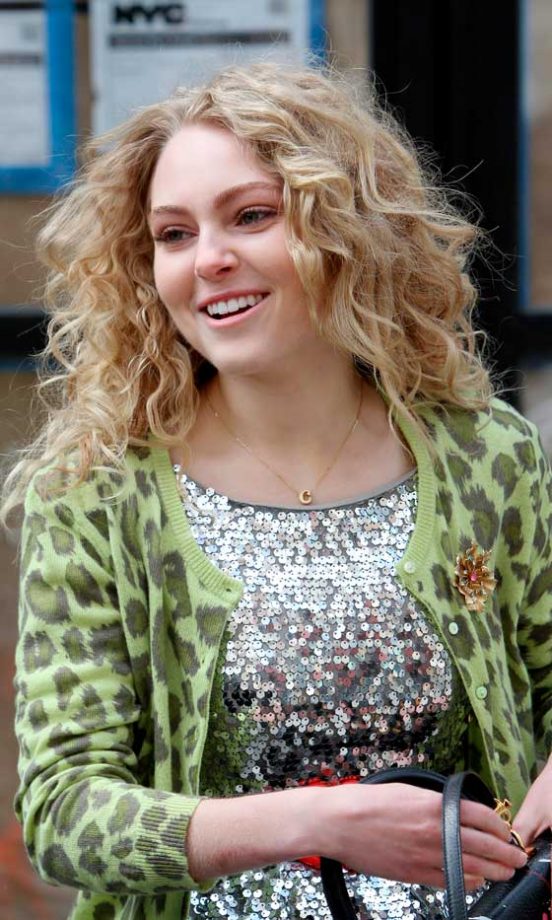Carrie Bradshaw (AnnaSophia Robb) In The Carrie Diaries, 2012