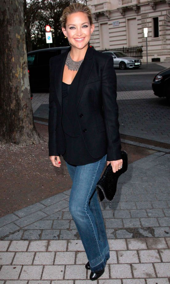 Kate Hudson Acessorises Her Understated Outfit With A Bold Metallic Necklace, 2012