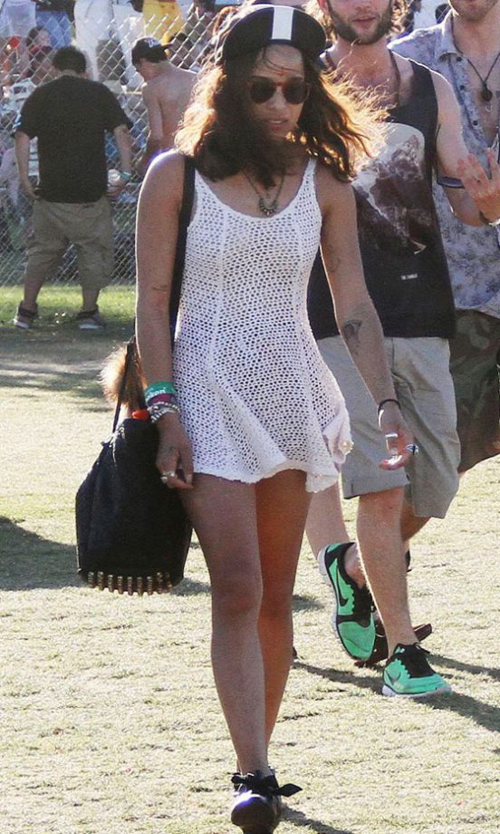 Zoe Kravitz Chooses A White Crochet Top, Layered Bangles And A Sport Cap, 2012