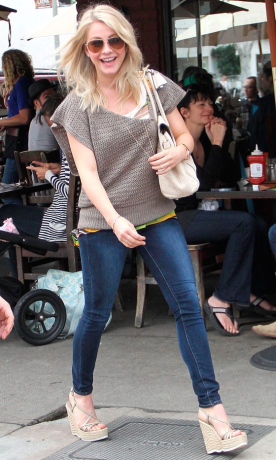 Julianne Hough Masters Transeasonal Dressing With Easy Layers And Nude Wedges, 2012