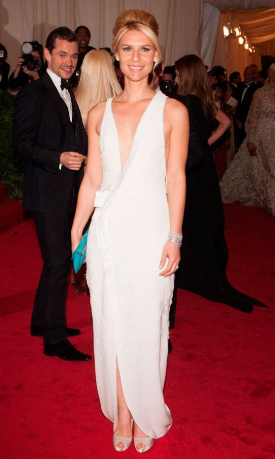 Claire Danes Sported A Simple White Dress With Colour Pop Bag At The Met Ball 2012