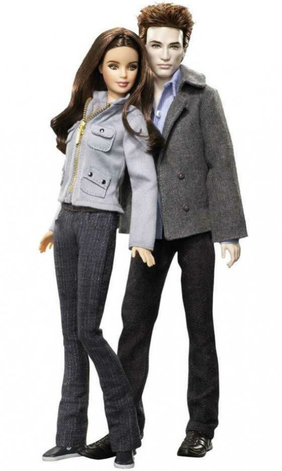 Kristen Stewart And Robert Pattinson Made Into Dolls As Twilight's Bella and Edward, 2010