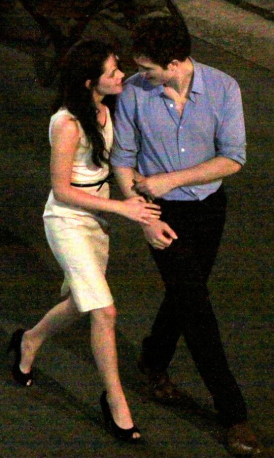 Robert Pattinson And Kristen Stewart On The Set Of Twilight, 2011