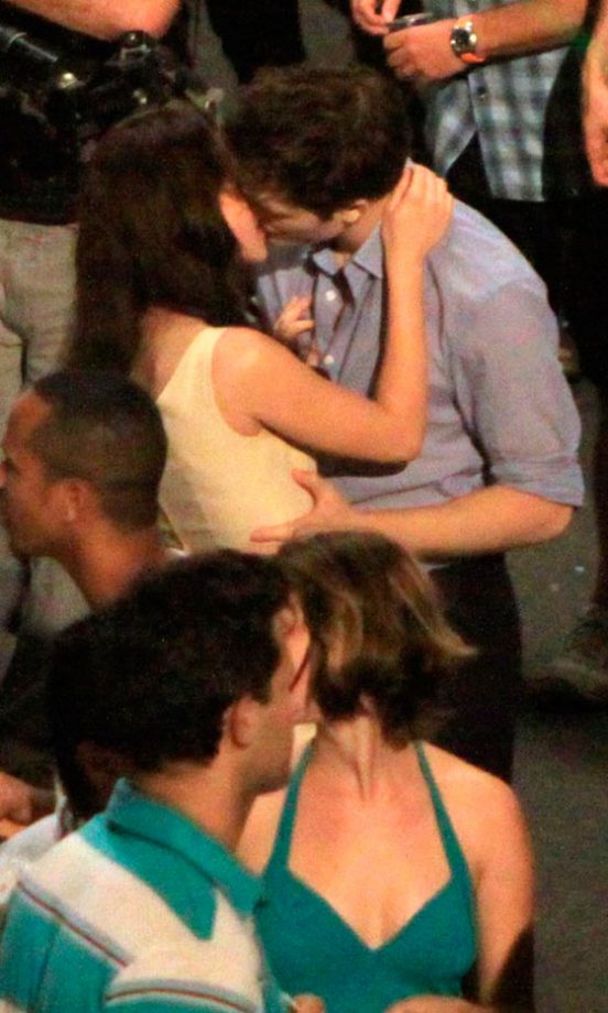 Robert Pattinson And Kristen Stewart Kiss On The Set Of Twilight, 2011