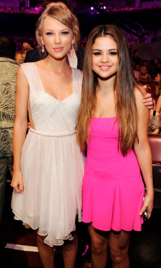 Taylor Swift In Maria Lucia Hohan And Selena Gomez In DSquared2 At The Teen Choice Awards 2012