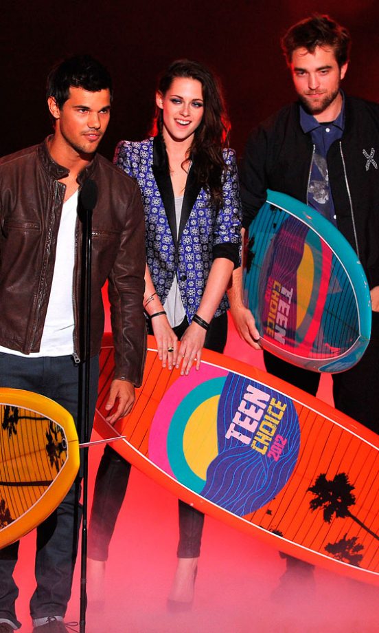 Robert Pattinson And Kristen Stewart With Co-Star Taylor Lautner At The Teen Choice Awards, 2012