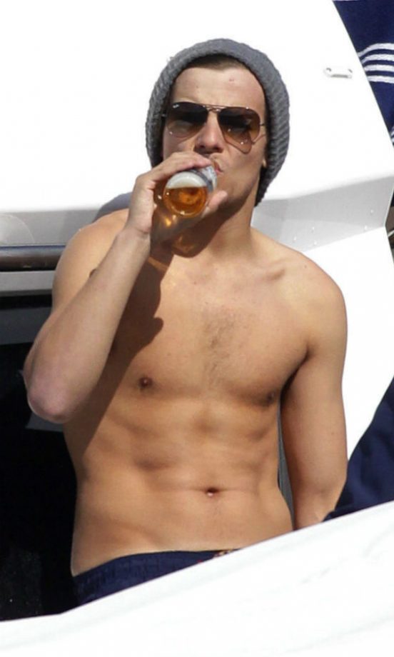 One Direction: Shirtless Louis Tomlinson