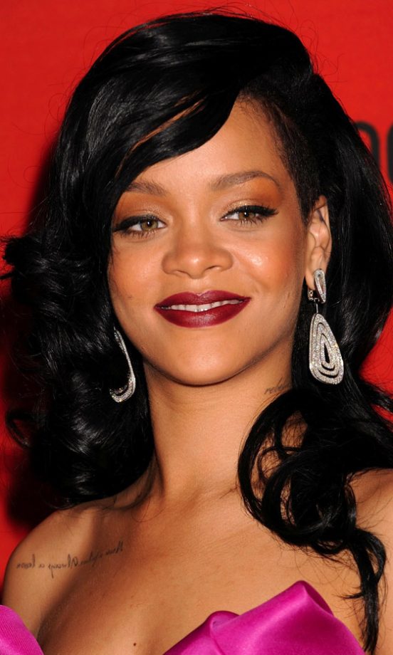 Rihanna's Glamorous Hairstyle Looks Amazing With Her Raven Black Hair Colour, 2012