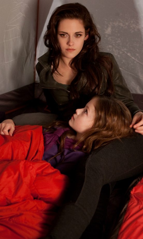 Twilight: Breaking Dawn – Part 2 - Bella Swan & Renesmee (Kristen Stewart and Mackenzie Foy)