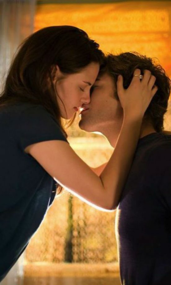 Twilight - Bella Swan & Edward Cullen Kiss (Kristen Stewart and Robert Pattinson)