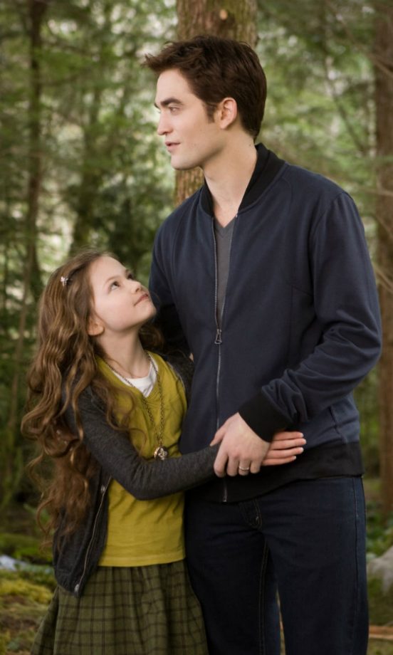 Twilight: Breaking Dawn – Part 2 - Renesmee & Edward Cullen (Mackenzie Foy and Robert Pattinson)