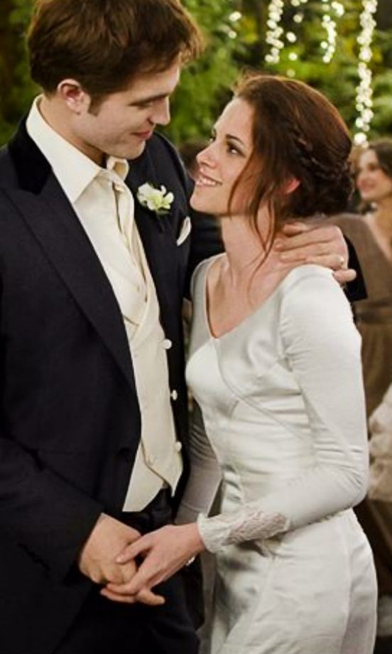 Twilight: Breaking Dawn – Part 1 - Edward Cullen & Bella Swan (Robert Pattinson and Kristen Stewart)