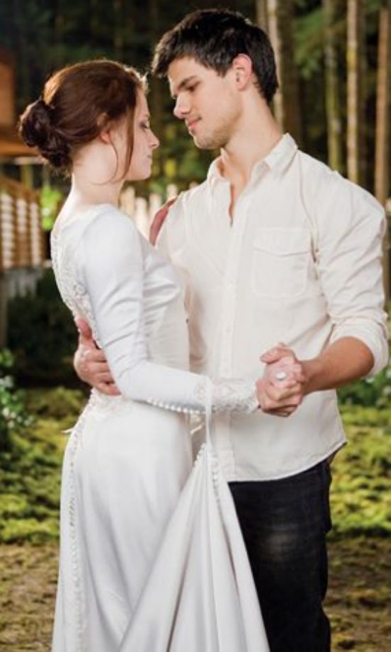 Twilight: Breaking Dawn – Part 1 - Bella Swan & Jacob Black (Kristen Stewart and Taylor Lautner)