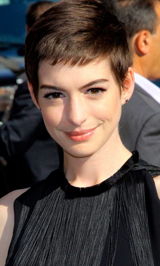 Anne Hathaway Rocked A Pixie Hairstyle At The Late Show With David Letterman, 2012