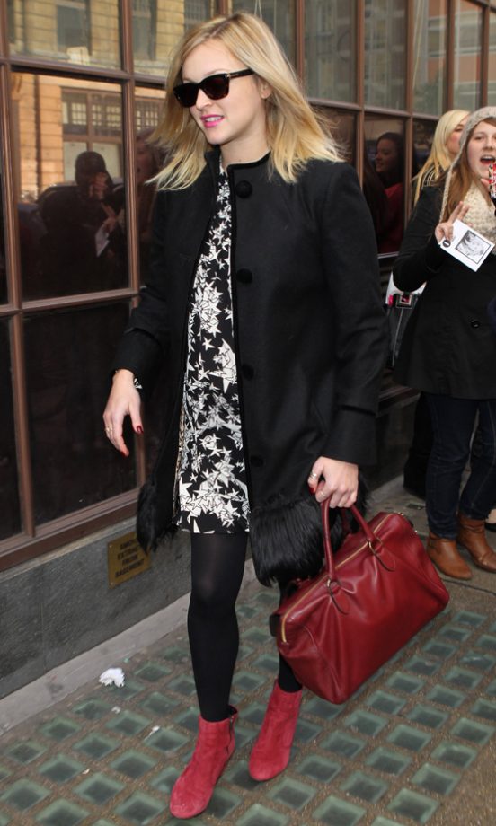 Fearne Cotton Keeps Her Maternity Outfit Fresh With Bright Red Accessories, 2012