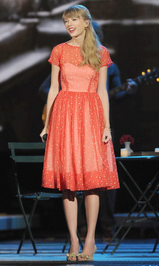 Taylor Swift At The CMA Awards, 2012