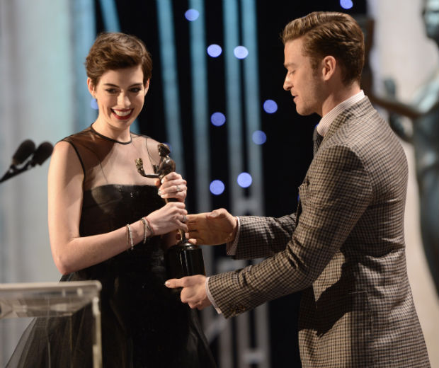 Anne Hathaway was lucky enough to be handed her SAG Award by Justin Timberlake