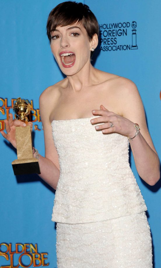 Anne Hathaway In Chanel Haute Couture At The Golden Globes 2013